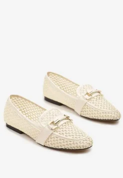 Beżowe Mokasyny Ozdobione Siateczkową Cholewką i Klamrą Zelure