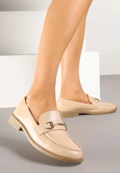 Beżowe Mokasyny w Klasycznym Stylu Zdobione Metaliczną Aplikacją Ralvia