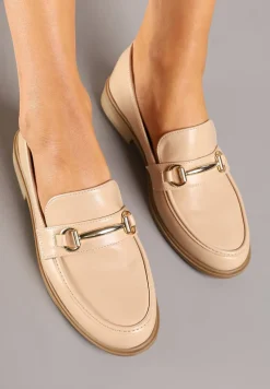 Beżowe Mokasyny w Klasycznym Stylu Zdobione Metaliczną Aplikacją Ralvia