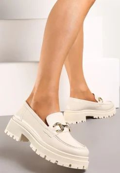 Beżowe Mokasyny z Lakierowanej Ekoskóry na Podeszwie z Protektorem i Klamrą Aredilla