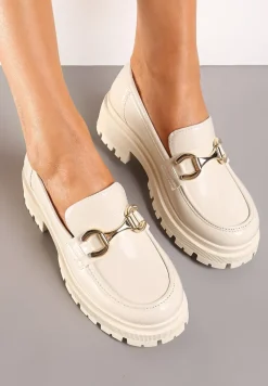 Beżowe Mokasyny z Lakierowanej Ekoskóry na Podeszwie z Protektorem i Klamrą Aredilla