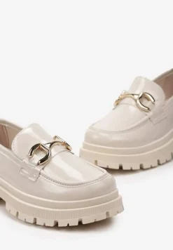 Beżowe Mokasyny z Lakierowanej Ekoskóry na Podeszwie z Protektorem i Klamrą Aredilla