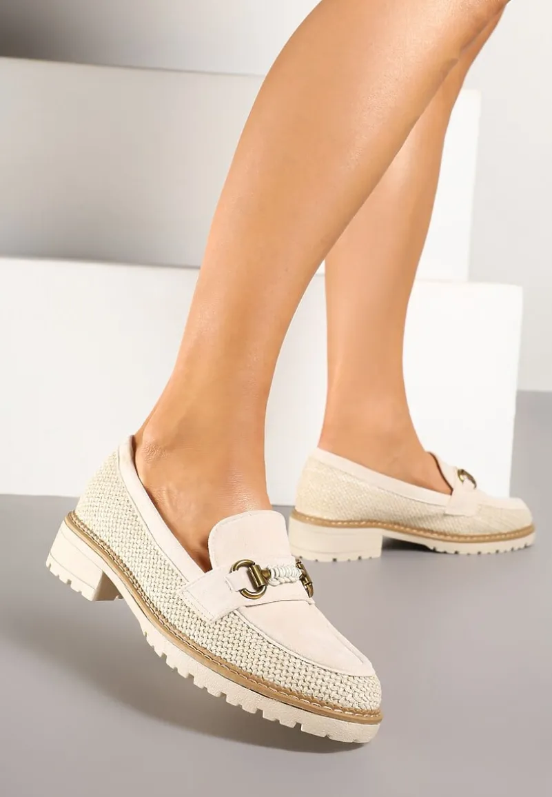 Beżowe Mokasyny z Metaliczną Ozdobą i Plecioną Cholewką z Rafii Ralzivia