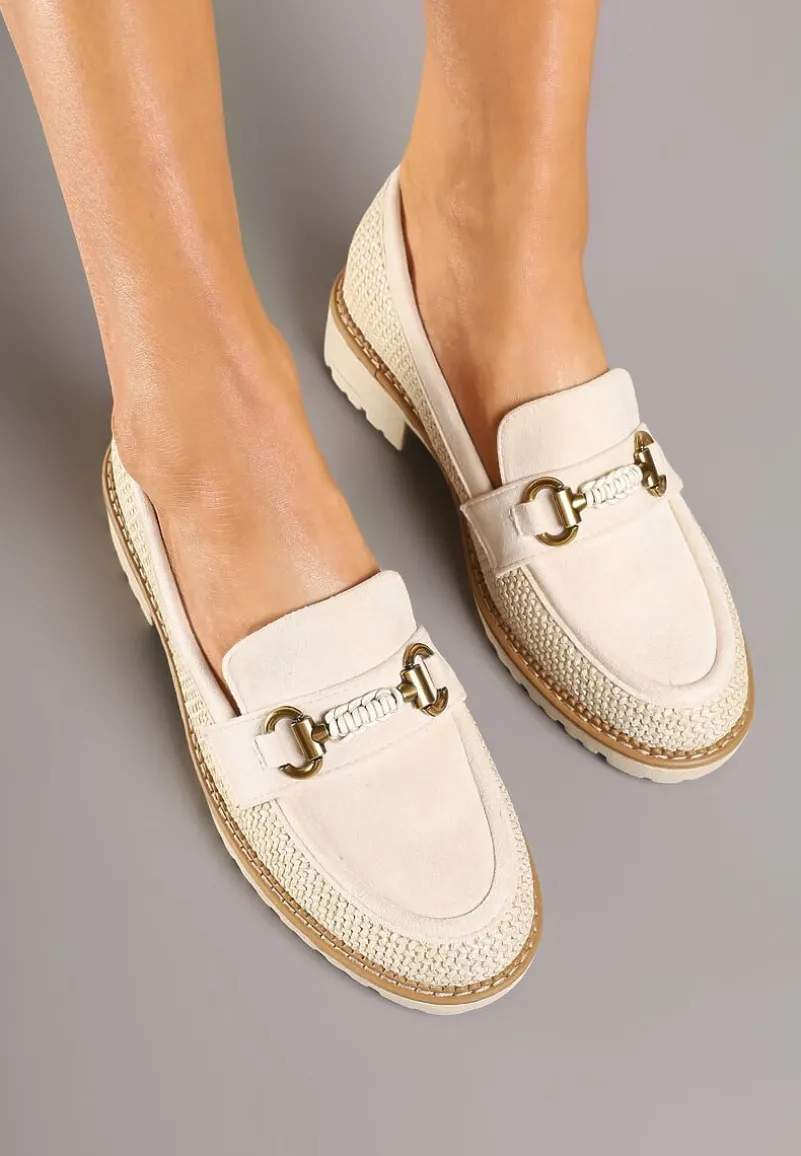 Beżowe Mokasyny z Metaliczną Ozdobą i Plecioną Cholewką z Rafii Ralzivia