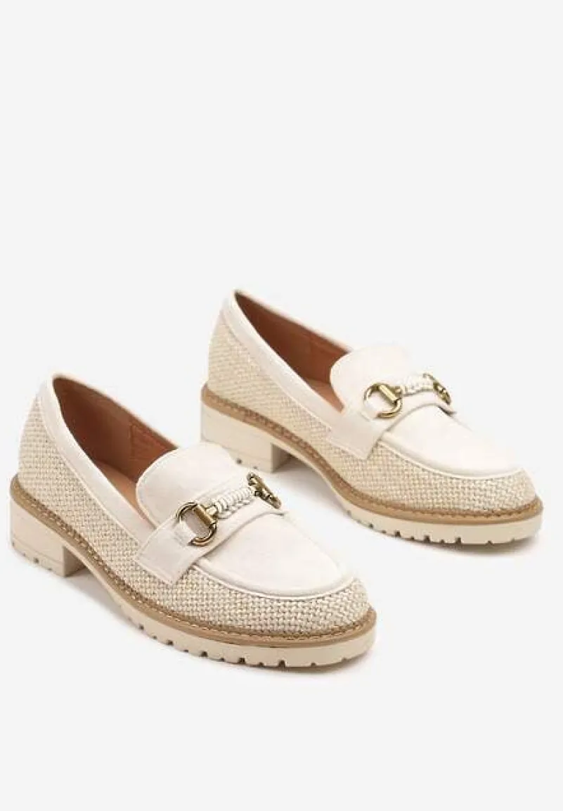 Beżowe Mokasyny z Metaliczną Ozdobą i Plecioną Cholewką z Rafii Ralzivia