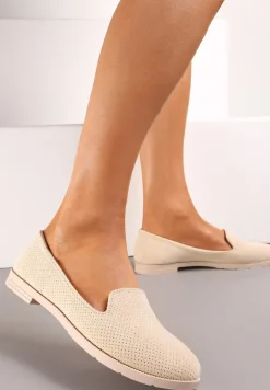 Beżowe Mokasyny z Ozdobną Perforacją na Płaskiej Podeszwie Laurielle