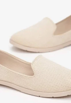 Beżowe Mokasyny z Ozdobną Perforacją na Płaskiej Podeszwie Laurielle