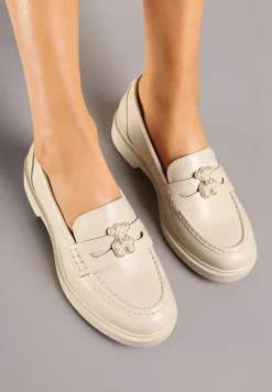 Beżowe Mokasyny ze Skórzaną Wkładką i Ozdobą Meralitia