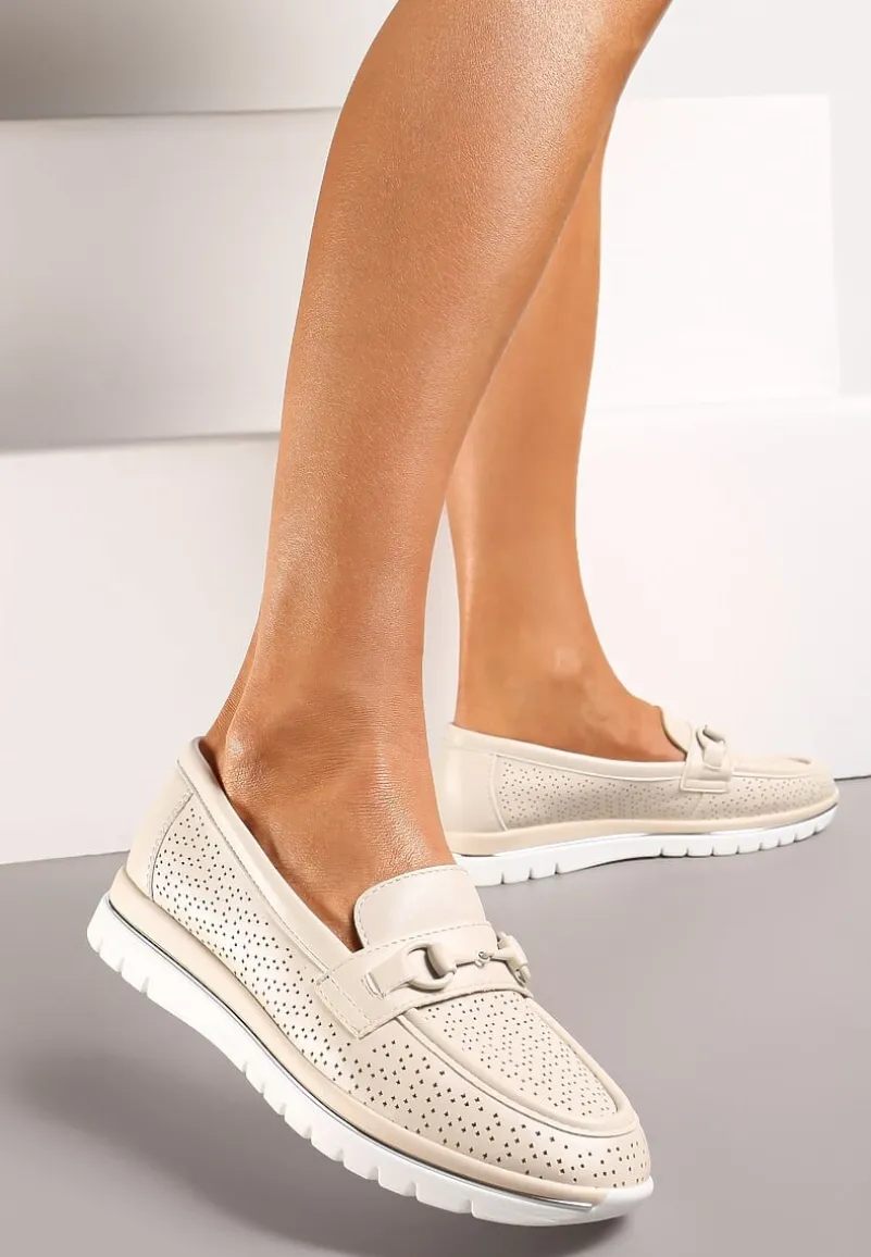 Beżowe Mokasyny ze Skórzaną Wkładką Perforacją i Klamrą Gamiara