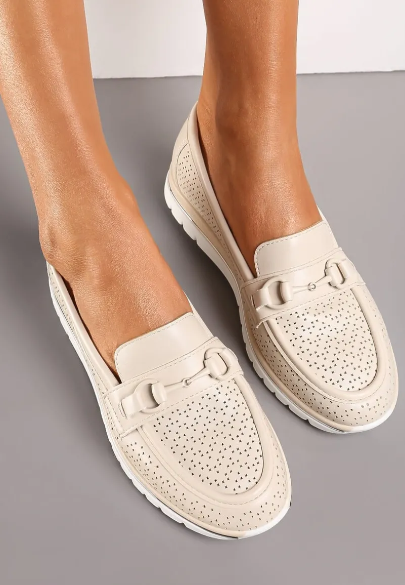 Beżowe Mokasyny ze Skórzaną Wkładką Perforacją i Klamrą Gamiara