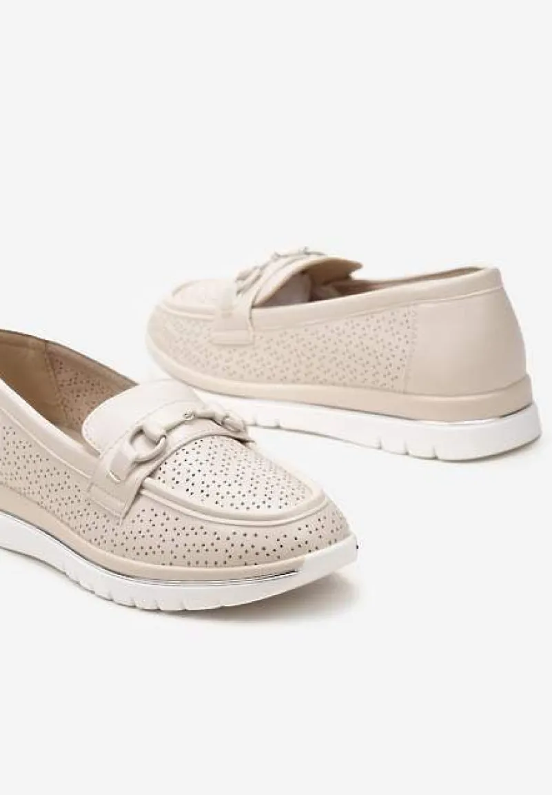 Beżowe Mokasyny ze Skórzaną Wkładką Perforacją i Klamrą Gamiara