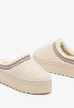 Beżowe Niskie Śniegowce na Grubej Podeszwie Ozdobione Barankowym Futerkiem i Wzorzystym Przeszyciem Aziara