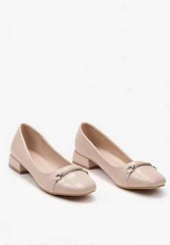 Beżowe Płaskie Balerinki z Imitacji Skóry z Aplikacją o Metalicznym Wykończeniu Biojana