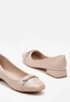 Beżowe Płaskie Balerinki z Imitacji Skóry z Aplikacją o Metalicznym Wykończeniu Biojana