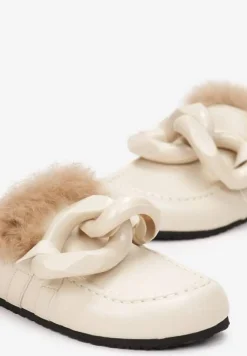 Beżowe Płaskie Klapki z Futerkiem i Ozdobnym Łańcuchem na Grubszej Podeszwie Ainslee