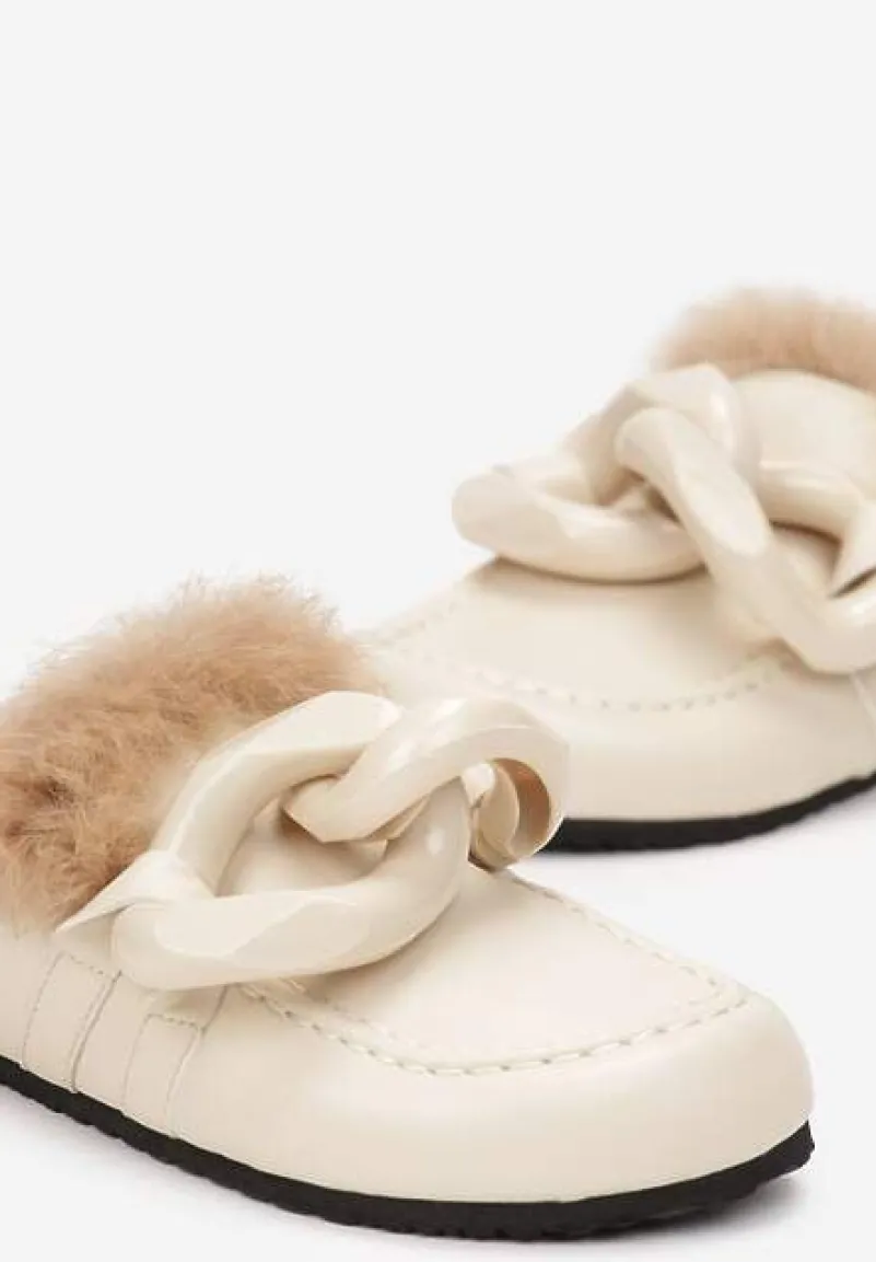 Beżowe Płaskie Klapki z Futerkiem i Ozdobnym Łańcuchem na Grubszej Podeszwie Ainslee