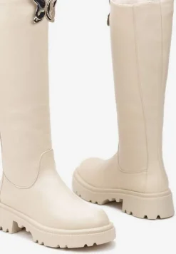 Beżowe Płaskie Kozaki Ozdobione Motylem 3D Remidra