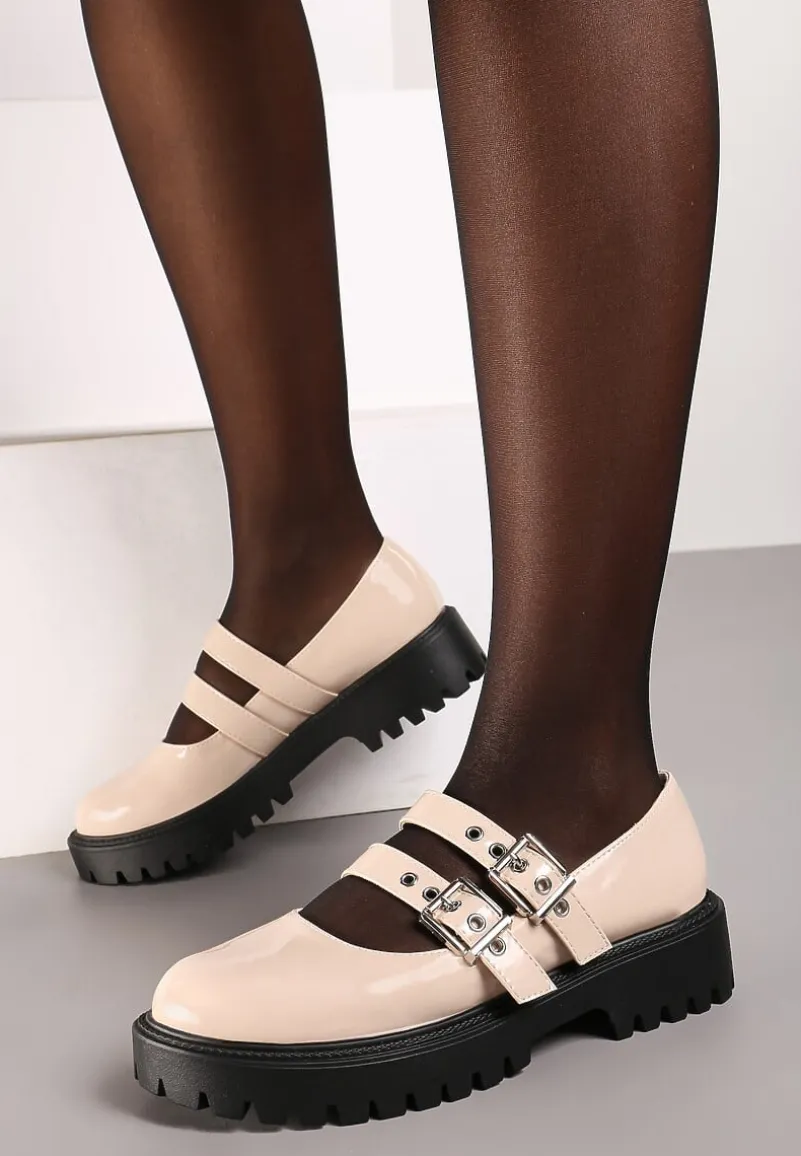 Beżowe Półbuty Lakierowane na Płaskiej Podeszwie Wykończone Metalicznymi Sprzączkami Nevlana
