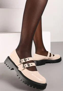 Beżowe Półbuty Lakierowane na Płaskiej Podeszwie Wykończone Metalicznymi Sprzączkami Nevlana