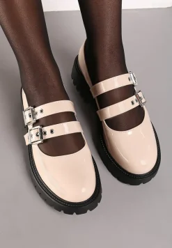 Beżowe Półbuty Lakierowane na Płaskiej Podeszwie Wykończone Metalicznymi Sprzączkami Nevlana