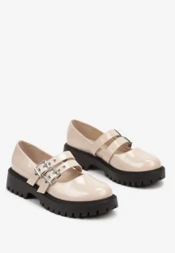Beżowe Półbuty Lakierowane na Płaskiej Podeszwie Wykończone Metalicznymi Sprzączkami Nevlana