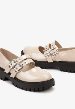 Beżowe Półbuty Lakierowane na Płaskiej Podeszwie Wykończone Metalicznymi Sprzączkami Nevlana