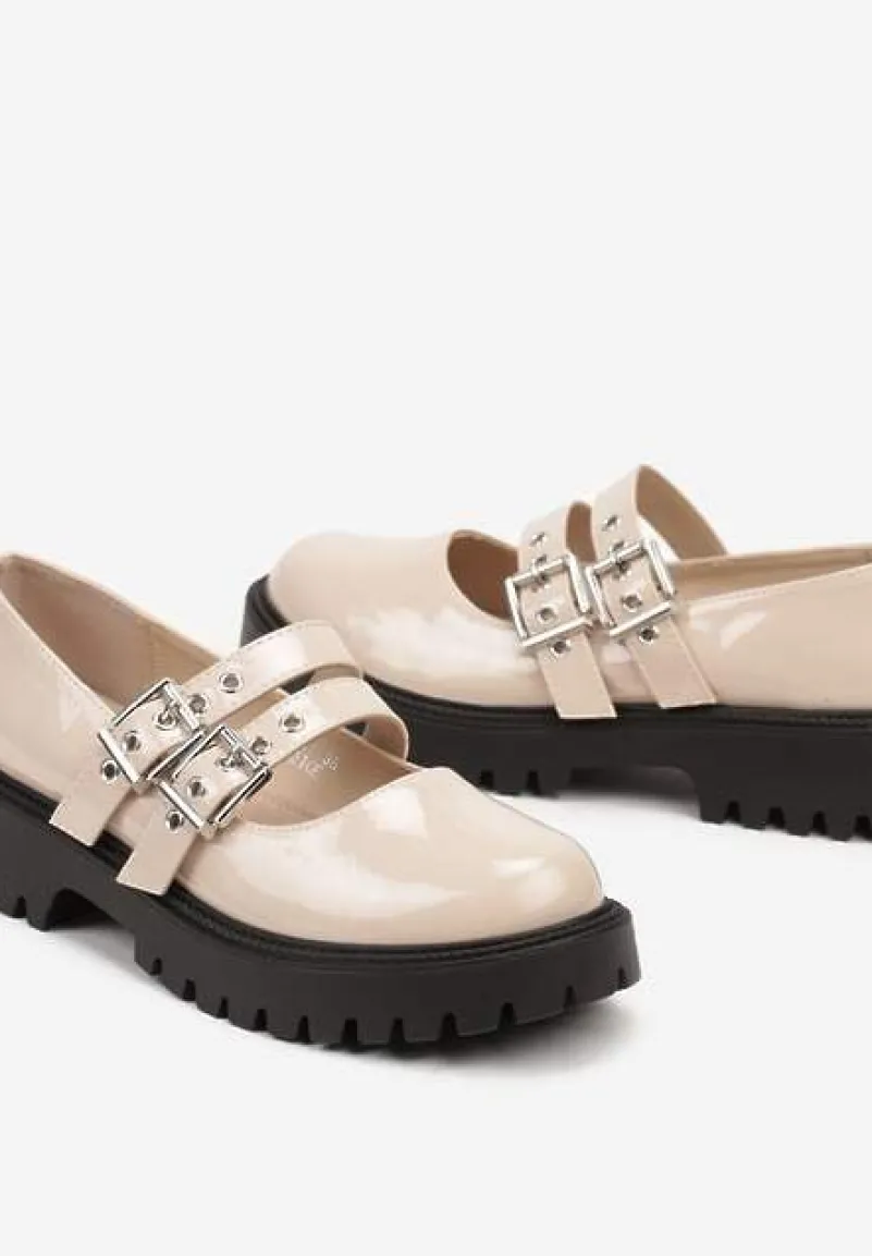 Beżowe Półbuty Lakierowane na Płaskiej Podeszwie Wykończone Metalicznymi Sprzączkami Nevlana