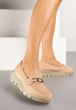 Beżowe Półbuty Mokasyny na Koturnie z Tłoczeniem i Wkładką ze Skóry Naturalnej i Łańcuchem Cariella