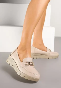 Beżowe Półbuty Mokasyny na Koturnie z Tłoczeniem i Wkładką ze Skóry Naturalnej i Łańcuchem Cariella