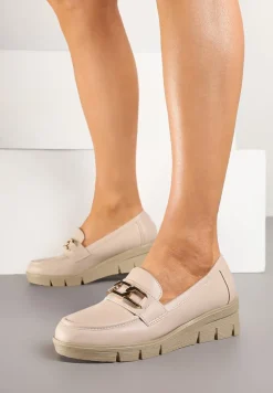 Beżowe Półbuty Mokasyny na Koturnie z Tłoczeniem i Wkładką ze Skóry Naturalnej i Łańcuchem Cariella