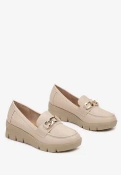 Beżowe Półbuty Mokasyny na Koturnie z Tłoczeniem i Wkładką ze Skóry Naturalnej i Łańcuchem Cariella