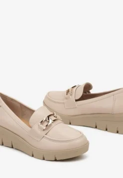 Beżowe Półbuty Mokasyny na Koturnie z Tłoczeniem i Wkładką ze Skóry Naturalnej i Łańcuchem Cariella