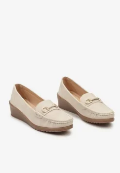 Beżowe Półbuty Mokasyny na Koturnie z Metaliczną Ozdobą Dalisha