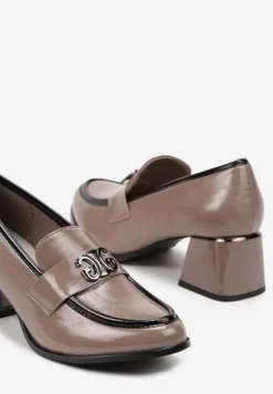 Beżowe Półbuty na Słupku w Stylu Loafersów z Metaliczną Aplikacją i Skórzaną Wkładką Tinolyn