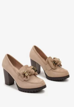 Beżowe Półbuty na Słupku w Stylu Mokasynów Ozdobione Aplikacją Belvonna