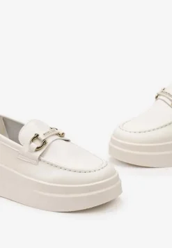 Beżowe Półbuty Ozdobione Złotą Klamrą na Grubej Podeszwie Cadwenla