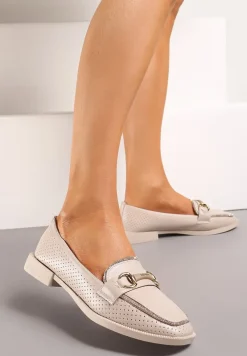 Beżowe Półbuty w Stylu Loafersów z Perforacją Drobnymi Cyrkoniami i Klamrą Keryth