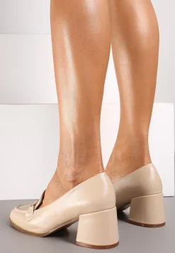 Beżowe Półbuty w Stylu Mokasynów na Obcasie z Metalowym Zdobieniem Kaithra