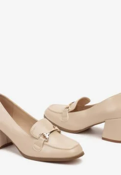 Beżowe Półbuty w Stylu Mokasynów na Obcasie z Metalowym Zdobieniem Kaithra