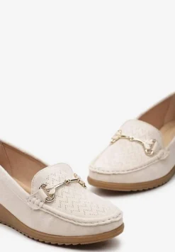 Beżowe Półbuty w Stylu Mokasynów na Koturnie z Ozdobną Metalową Klamrą Tirensa