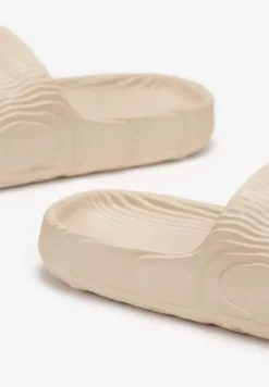 Beżowe Piankowe Klapki z Ozdobnym Tłoczeniem Eupnia