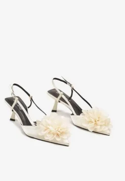 Beżowe Sandały Kaczuszki Ozdobione Kwiatową Aplikacją 3D Yarivia