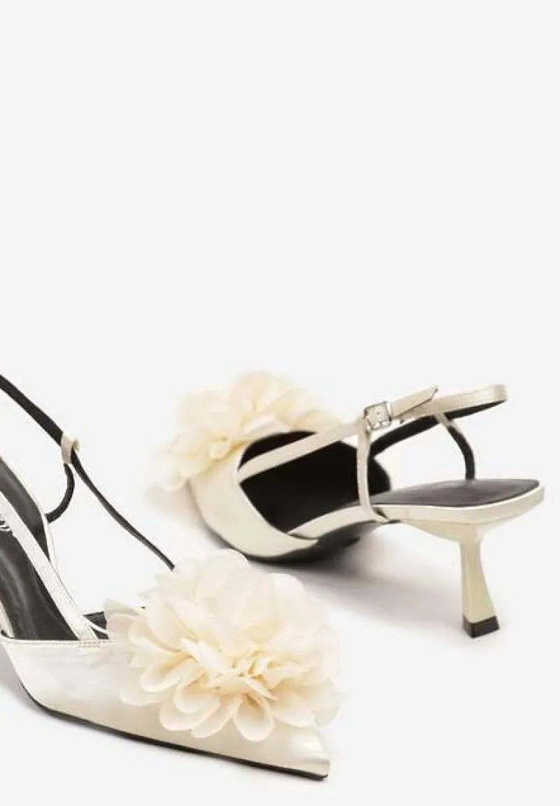 Beżowe Sandały Kaczuszki Ozdobione Kwiatową Aplikacją 3D Yarivia