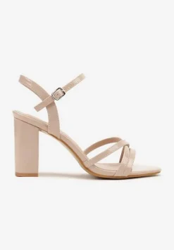 Beżowe Sandały Lakierowane na Słupku z Ozdobnymi Paskami Silariona