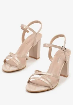 Beżowe Sandały Lakierowane na Słupku z Ozdobnymi Paskami Silariona