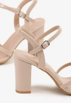 Beżowe Sandały Lakierowane na Słupku z Ozdobnymi Paskami Silariona