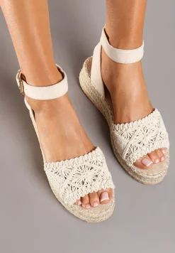 Beżowe Sandały na Grubej Podeszwie z Otwartym Noskiem Zapinane przy Kostce Varamia