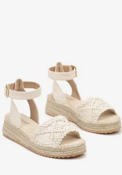 Beżowe Sandały na Grubej Podeszwie z Otwartym Noskiem Zapinane przy Kostce Varamia