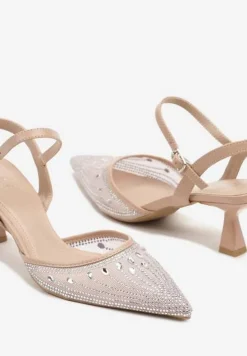 Beżowe Sandały na Kaczuszce ze Szpiczastym Noskiem Zdobionym Cyrkoniami Adive