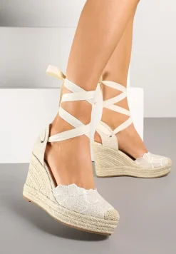 Beżowe Sandały na Koturnie z Plecionki z Haftem i Ozdobnym Wiązaniem Mevolina